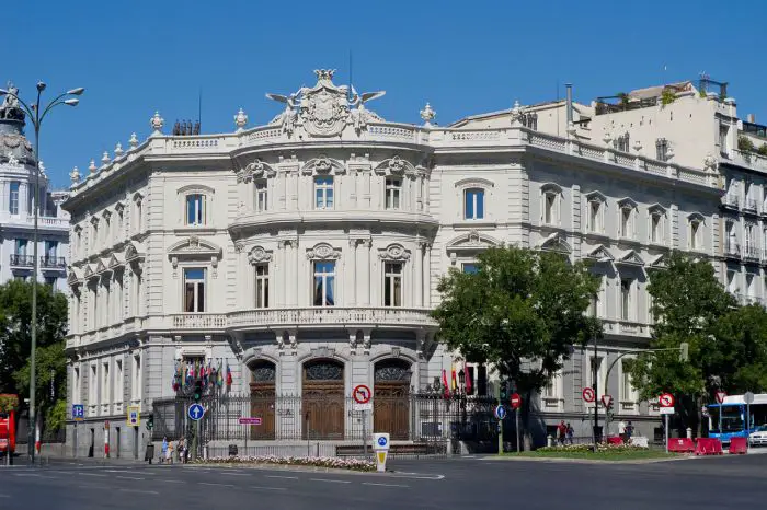 1280px-Palacio_de_Linares_-_01
