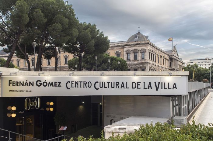 Centro Cultural Fernán_Gómez_con_la_Biblioteca_Nacional_al_fondo