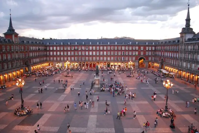 plaza mayor de madrid y estatua ecuestre de felipe iii