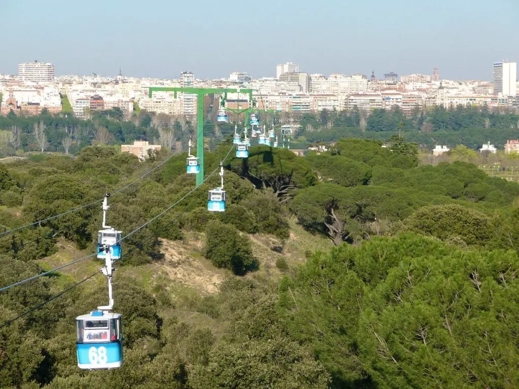 Madrid_desde_el_teleférico_que_lleva_a_la_Casa_de_Campo_-_panoramio