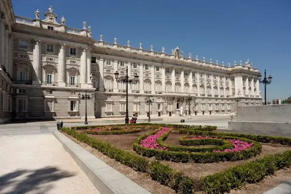 Madrid,_Plaza_de_Oriente_y_Palacio_Real